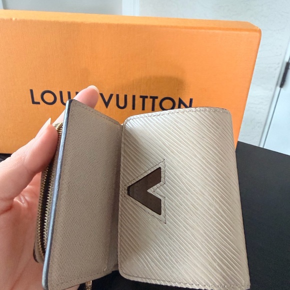 Louis Vuitton Epi PORTOFOIL TWIST LOCK COMPACT XS Compact Wallet Tan - Picture 14 of 16